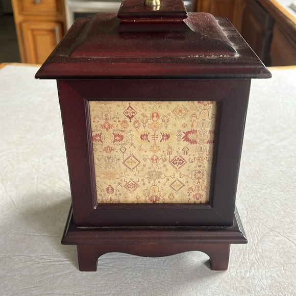 Elegant Brown Table Clock - Picture 3 of 8